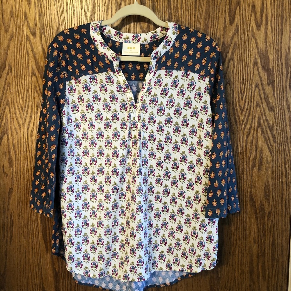 Anthropologie floral 3/4 sleeve V neck top. Size L